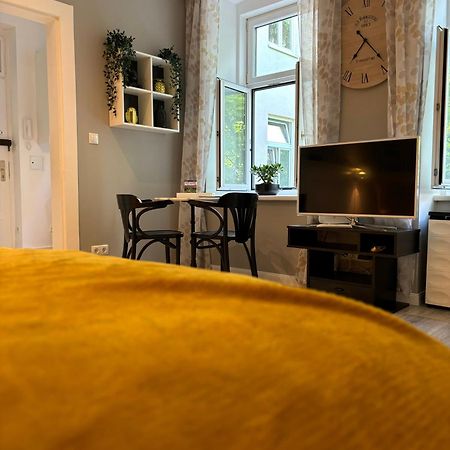 Urban-Elegance Silent-Garden Apartment Wina Bagian luar foto