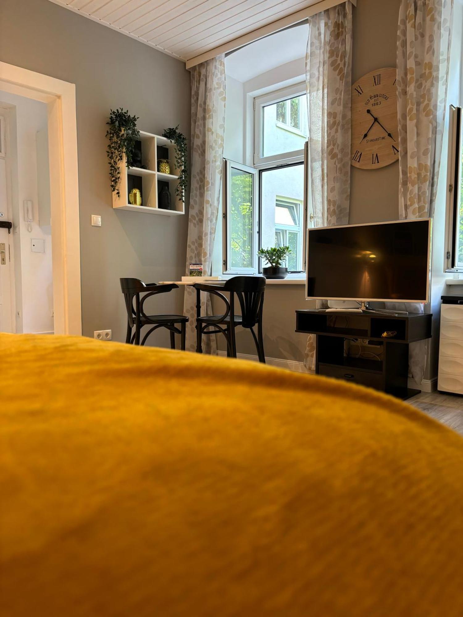 Urban-Elegance Silent-Garden Apartment Wina Bagian luar foto