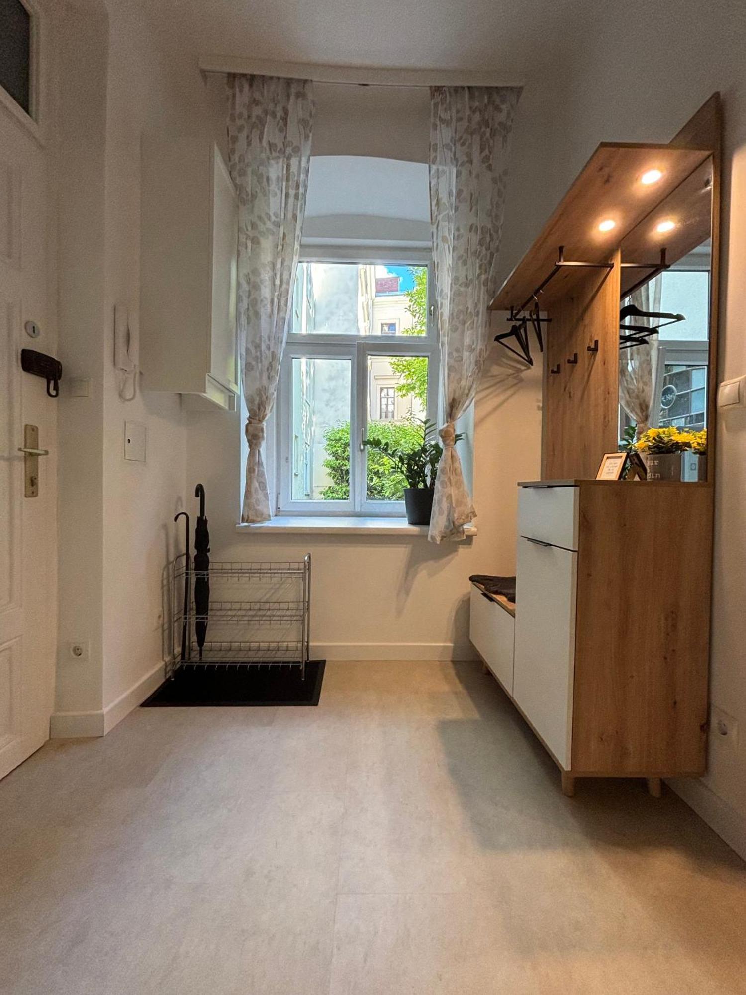 Urban-Elegance Silent-Garden Apartment Wina Bagian luar foto