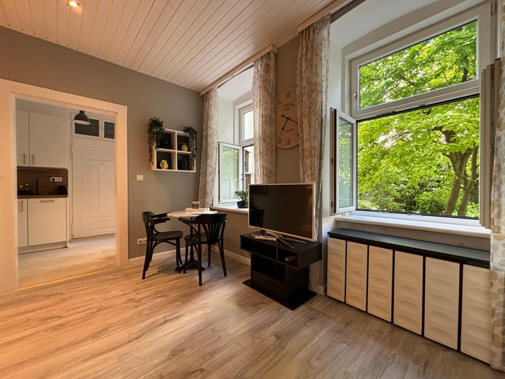 Urban-Elegance Silent-Garden Apartment Wina Bagian luar foto
