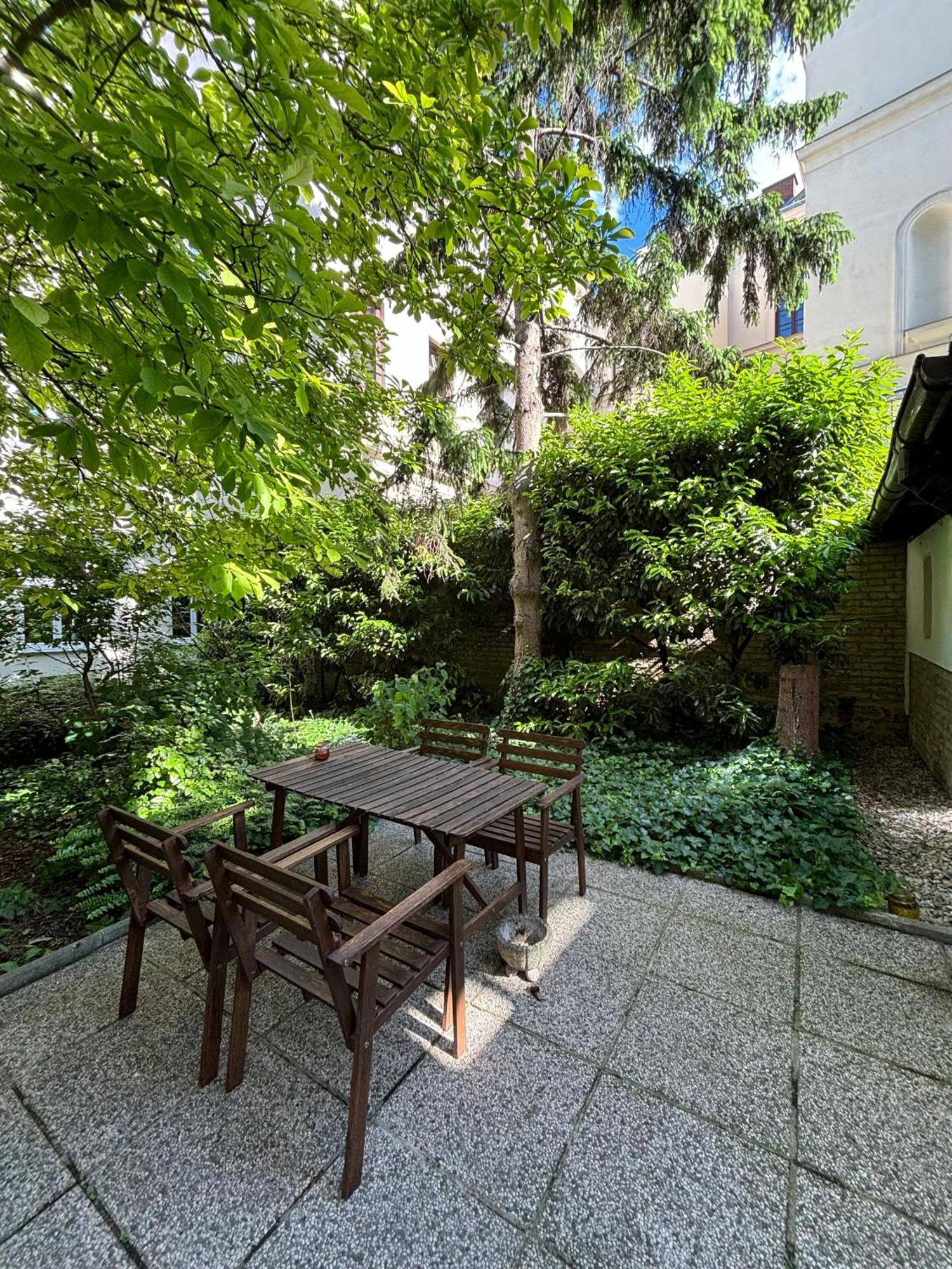 Urban-Elegance Silent-Garden Apartment Wina Bagian luar foto